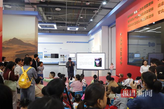 在湖北省科技馆为市民科普神秘的中医舌诊龙8游戏进入看舌头就能诊断？大学教授(图3)