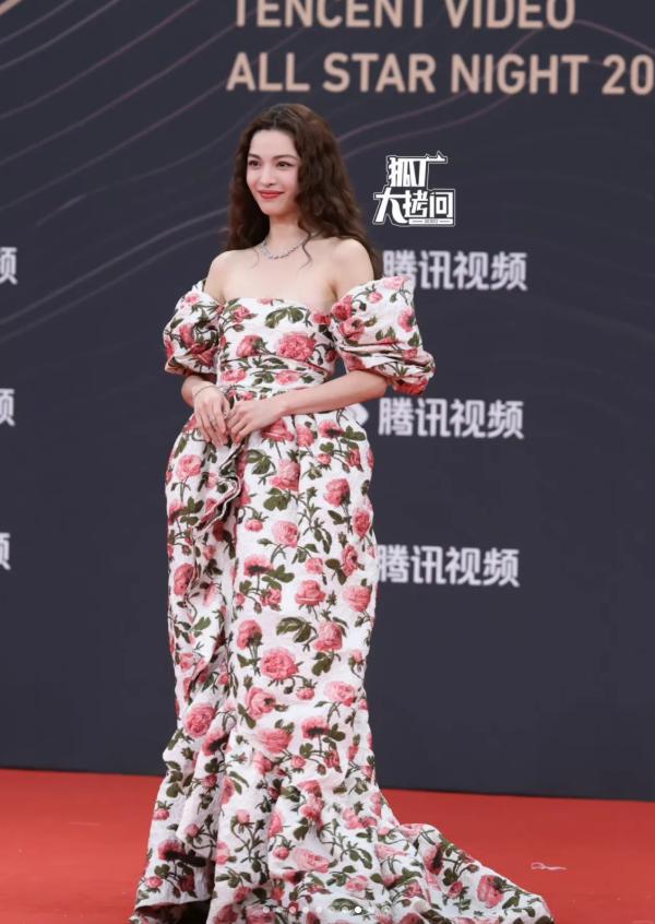 星个个风情万种却被29岁三线小花抢风头龙8国际点此进入澳门这一天内娱一线女(图18)