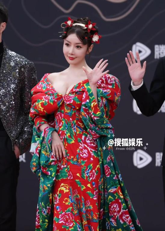 星个个风情万种却被29岁三线小花抢风头龙8国际点此进入澳门这一天内娱一线女(图6)