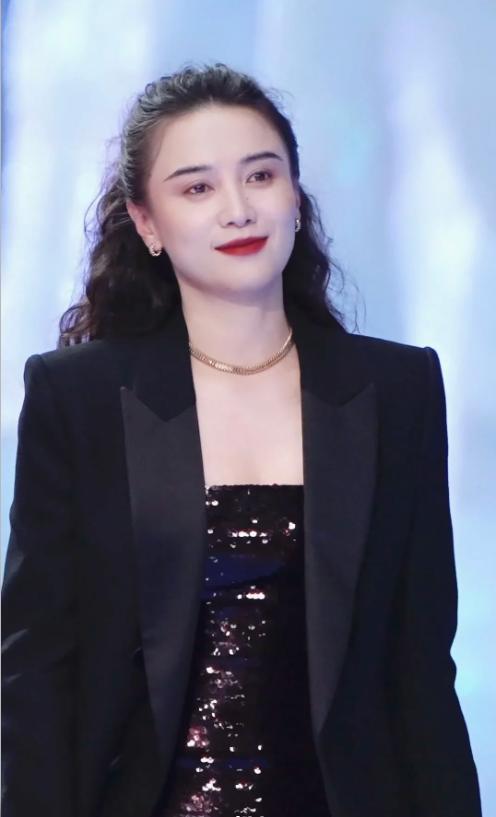 星个个风情万种却被29岁三线小花抢风头龙8国际点此进入澳门这一天内娱一线女(图24)