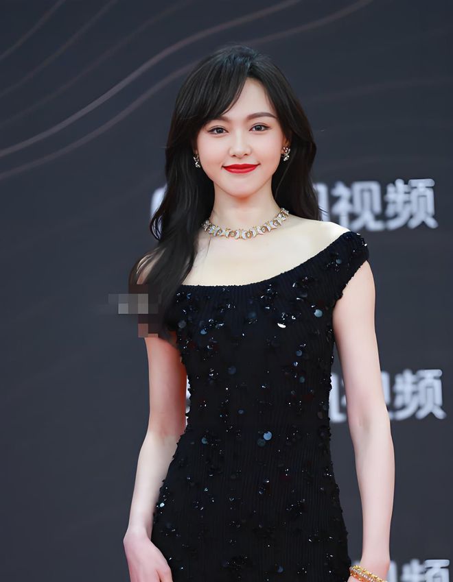 开胸礼服唐嫣高定黑裙却被压轴的赵丽颖抢镜龙8国际电子游戏娱乐平台澳门这天：张萌(图23)